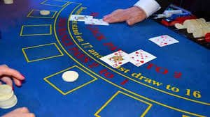 মোবাইলে game24w ট্রেজার জেমস খেলার ধাপগুলো দেখাচ্ছেন একজন বাংলাদেশি খেলোয়াড়
